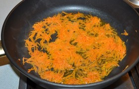 Очищенную морковь мелко натираем. Разогреваем на сковороде (средний огонь) растительное масло, добавляем сливочное. Оно расплавилось – закладываем морковь и, периодически помешивая,  пассеруем  5-6 минут. 
