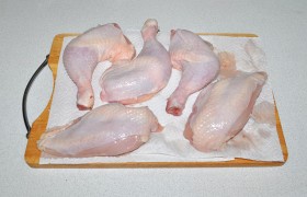 Берем довольно крупные куски курицы - окорочка, половинки грудок (не  филе , а грудка с костью, разделенная пополам) . Промываем, обсушиваем обязательно, иначе маринад будет плохо держаться. 