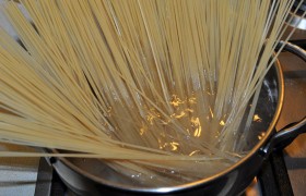 Попутно ставим на огонь кастрюлю для варки спагетти, которые закладываем после закипания.