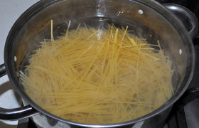 На соседней конфорке ставим вариться спагетти – как обычно, чуть не доваривая, т.е. до состояния аль-денте.