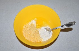 Пока на конфорке греется 1,5-1,8 л воды для супа, быстро натираем сыр, соединяем с мукой и яйцом, добавляем буквально 1-2 ст. ложки воды или молока,