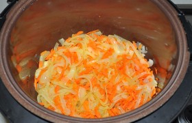 Трем морковки. добавляем к луку, обжариваем еще 3-4 минуты.