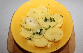 Чистим картофель, нарезаем нетолстыми, 5-7 мм, кружками, перемешиваем с остатками трав и приправ в растительном масле, если требуется – добавляем соли и масла.