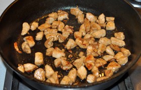 Вливаем соевый соус, помешивая, ждем примерно 5 минут, пока выпаривается соус, а кусочки курицы станут коричневатыми.