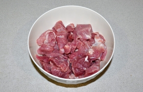 Мясо нарезаем кусочками примерно по 3 см.