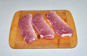 Стараясь делать это правильно – поперек мясных волокон – нарезаем кусок мяса на ломти, толщина которых – не меньше 12 мм.