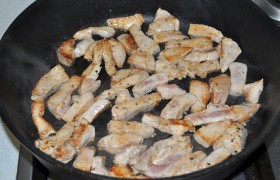 Дав маслу время на сильном огне  перекалиться  в большой сковороде, 2,5-3 минуты обжариваем филе, до перемены розового цвета на светлый и появления легких корочек. Выкладываем мясо. 