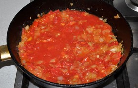 Помидоры из банки раздавливаем либо нарезаем кусочками, вместе с томатным соком выливаем в сковороду. Пробуем, добавляем по вкусу соль, перец, сахар, даем соусу закипеть. 