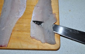 Чтобы крученики не получились слишком толстыми, срезаем часть мякоти, выравнивая толщину. Если мякоти для начинки маловато, добавляем одно филе, срезав кожу. 