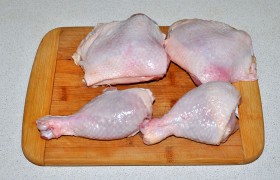Окорочка делим на голени и бедрышки, промываем. Важно также максимально обсушить куски курицы, чтобы маринад держался на них.