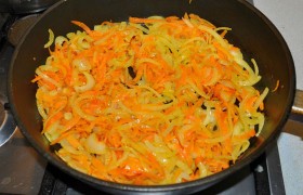 Лук, нарезанный полукольцами, вместе с натертой крупно морковью  пассеруем  5-6 минут на растительном масле и выкладываем на горбушу. 