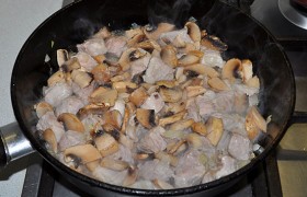 Теперь – очередь нарезанных грибов, которые мы обжариваем с мясом и луком еще 5-7 минут.