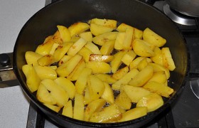 Добавляем и раскаляем масло, кладем нарезанный картофель. Часто перемешивая, жарим 12-14 минут, почти до готовности, в конце солим. 