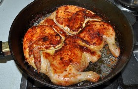 Жарим цыпленка на среднем огне по 15-20 минут с каждой стороны. Выкладываем на блюдо и укрываем плотно фольгой для сохранения горячим.