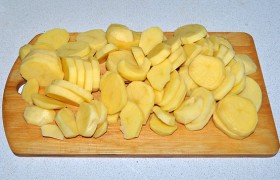 Картофель после очистки нарезаем кружками, толщина которых – 6-8 мм.