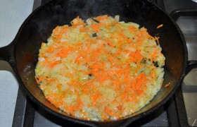 Добавляем натертую морковь, обжариваем еще немного, 3-4 минуты.