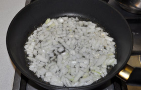 Измельчаем лук и морковь. Когда масло в сковороде раскалилось, закладываем лук, через 2-3 минуты – морковь. Помешивая и переворачивая, обжариваем еще 2-3 минуты до золотистого цвета и мягкости.