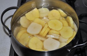 Очищенный картофель нарезаем ломтиками-кружками толщиной 6-8 мм,  варим  в подсоленной воде после закипания 4-5 минут, сливаем воду.