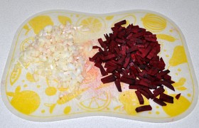Готовя обед или ужин, находим 5 минут, чтобы нарезать очищенную свёклу тонкими небольшими брусочками. Быстрее получится, если у нас есть терка для корейской морковки. И мелко шинкуем лук.