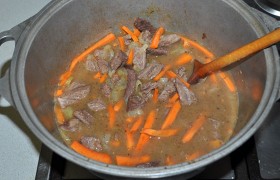 Эта основа плова - обжаренные мясо, лук, морковь - называется зирвак. К нему добавляем кипятка, чтобы покрыл зирвак, солим. Закипело - переводим на слабый огонь, тушим 1-1,5 часа. За это время вода должна почти выкипеть.