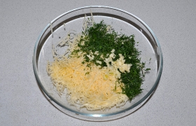 Сыр и чеснок натираем на мелкой терке, зелень рубим мелко, не забыв предварительно вымыть и подсушить.