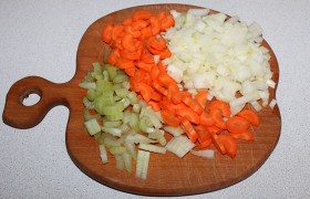 Тем временем чистим и шинкуем – средним кубиком – луковицы, как удобно – морковь и чеснок, тонко –  сельдерей .