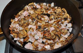 Соединяем в одной сковороде лук и грибы, сюда же добавляем нарезанную мелким  кубиком ветчину, приправляем, тушим 2-3 минуты. К этому времени готова и картошка, которую мы быстренько превращаем в пюре и смешиваем с грибами, ветчиной и луком.