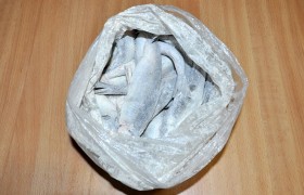 В достаточно большой пищевой пакетик засыпаем муку, соль, при желании – перец (или вместо соли и перца – приправу к рыбе), перемешиваем, закладываем в пакет рыбок. Крепко держа в руке собранный верхний край, переворачиваем-потряхиваем пакет – и вот у нас отличная, тонко и ровно  запанированная  рыба – и чистые руки. 