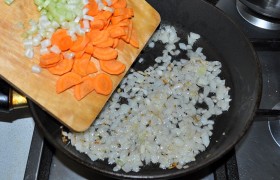 Рубим мелко лук, сельдерей, морковь, соломкой - сладкий перец. Разогреваем в сковороде масло, на среднем огне лук  пассеруем  4-5 минут. Кладем морковь и сельдерей, через минуту-две - сладкий перец, немного жгучего перца, продолжаем, помешивая, обжаривать еще 4-6 минут. 
