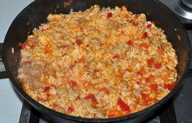 К этому времени  сварился рис , который, кстати, тоже готовится в мясном бульоне. Закладываем рис в сковороду, перемешиваем и прогреваем 2-3 минуты под крышкой сковороды. Можно подавать.