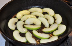 Нарезанные дольками яблоки быстро подрумяниваем с обеих сторон в том же масле, добавив немного сливочного масла.