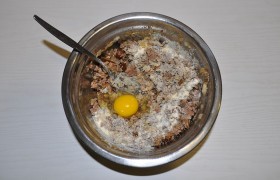 Остывшие фарш и грибы кладем в миску, добавляем манку, разбиваем яйцо, солим и перчим, перемешиваем. 