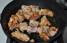 В толстодонной сковороде  перекаливаем  2-3 ст. ложки растительного масла, выкладываем куски курицы (в один слой), 2-3 минуты обжариваем, переворачивая, на сильном огне. Так же обжариваем вторую партию кусков. 