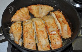 Закладываем рыбу в сковороду, когда масло в ней несколько минут разогревалось на достаточно сильном огне. Жарим 5-7 минут до румяной корочки.