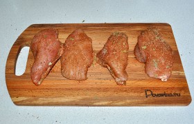Высыпаем специи на доску или тарелку. Каждое филе обваливаем в смеси, крепко прижимая, пока мясо не покроется плотным слоем маринада.