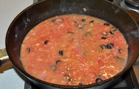 После минуты-полутора кипения – добавляем помидоры и бульон, а также соль, перец, базилик (если он сушеный). 8-9 минут соус слегка кипит и сгущается. 
