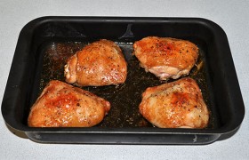 При 200° в духовке запекаем курицу 35-40 минут до румяной корочки.