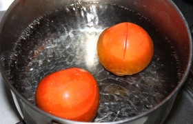 Ставим кастрюльку с водой, в которую, когда закипит, опускаем надрезанные помидоры.