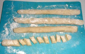 Делим тесто на несколько частей, скатываем нетолстые «колбаски», нарезаем поперек или наискось на клецки.