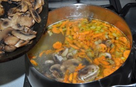 Картошка в супе практически мягкая – выкладываем в кастрюлю овощную заправку, следом – шампиньоны, солим, перчим, посыпаем петрушкой. Оставляем под крышкой повариться 5-6 минут.
