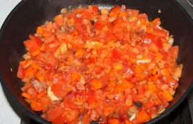 Через 3-4 минуты добавляем  томатную пасту , перемешиваем, затем - мелко нарезанные помидоры.