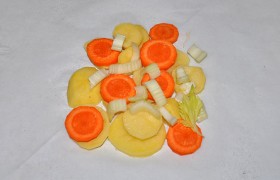 Отрезаем 3 квадрата пергамента. На середину кажэдого кладем: картофель ломтиками, морковь кружками, нарезанный сельдерей,