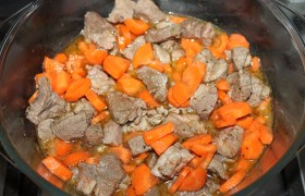 Вот морковь мы и закладываем к мясу через 20 минут после начала тушения, оставляя тушиться дальше.