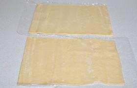 Прямоугольные листы размороженного теста кладем на стол, не отделяя от пленки.
