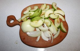 Включив на 180-190° духовку, моем яблоки, чистим лук, нарезаем дольками.