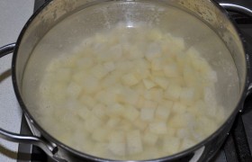 Картофель моем, чистим, нарезаем кубиками, бросаем в кастрюлю с водой (около 2-х литров).