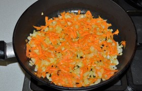 Займемся соусом. Нашинкованный лук с тертой морковью загружаем в разогретое на среднем огне масло,  пассеруем  овощи 5 минут, помешивая периодически. Добавляем мелко порубленные помидоры, немного соли и перца, воду, тушим 3-4 минуты.