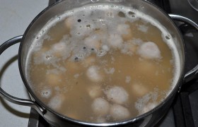 В кастрюлю с практически готовым картофелем выкладываем мелкие фрикадельки, слепленные из мясного фарша с солью и перцем. Солим и перчим суп.