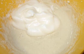 К натертой луковице добавляем желток яйца, муку, соль, часть воды, замешиваем тесто. Кляр должен с некоторым усилием сливаться с ложки. В конце осторожно добавляем взбитый белок