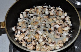 А на сковороде, на среднем огне, 9-10 минут  пассеруем  нашинкованный лук, и еще минут 10 обжариваем вместе с нарезанными кусочками грибами. 